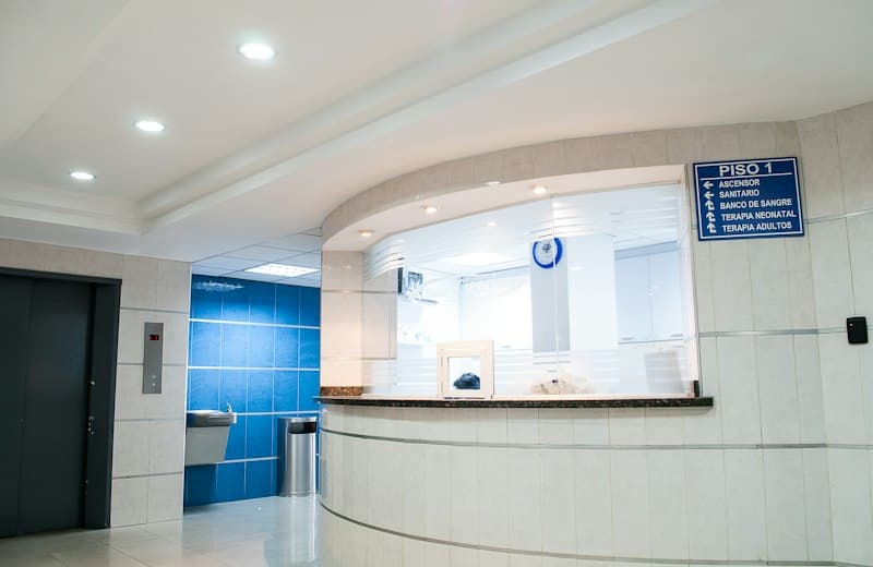 Recepción de un hospital con señalización del primer piso